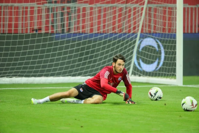 الهلال يقترب من إنهاء صفقة الحارس الفرنسي الشاب باتويليت